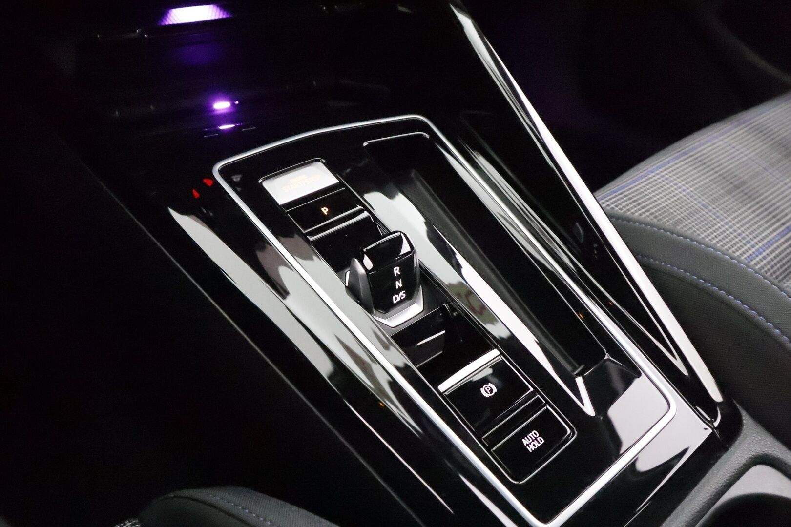 VOLKSWAGEN GOLF 2026 GTE 200 kW (PHEV) DSG-automaatti - | HUD | ACC | Matrix-LED | P.Kamera | Digimittaristo | Navi | Kaistavahti | Facelift | Kahdet renkaat | 2x Latauskaapelit |