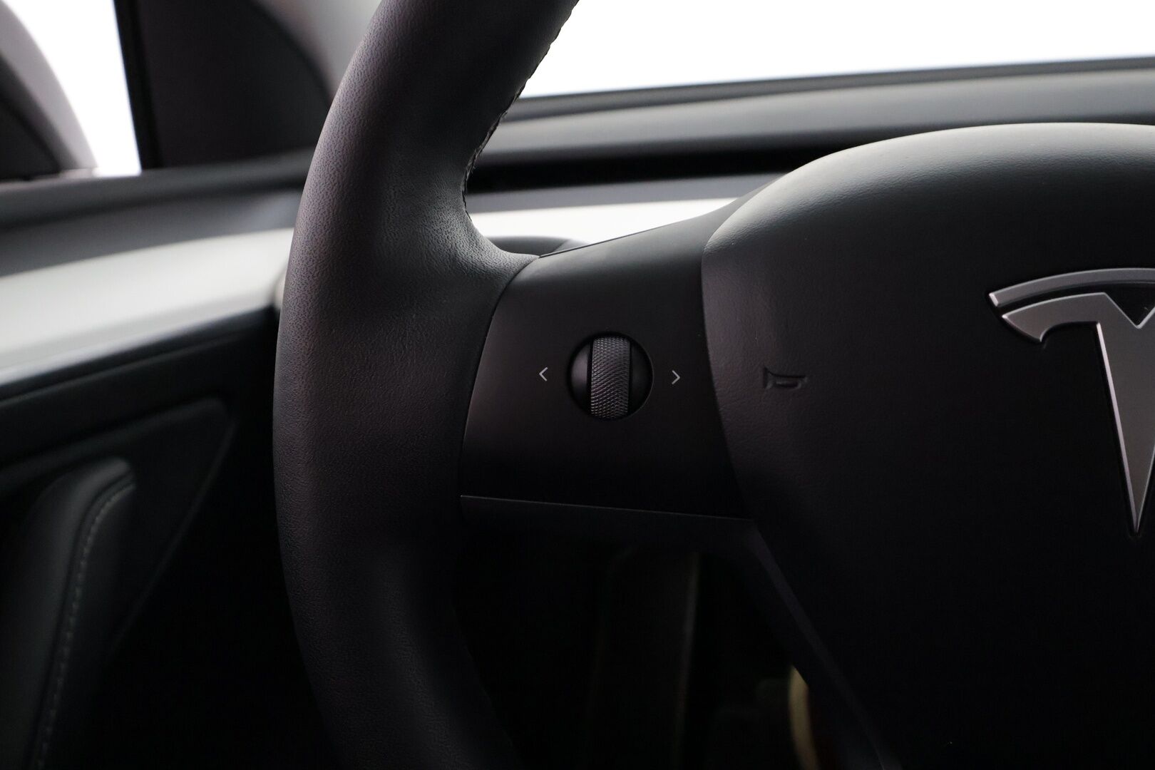 TESLA MODEL Y 2021 Long Range - | ILP | Koukku | Lasikatto | ACC | Matrix-LED | P.Kamera | Muistipenkki | Premium Audio | Navi | Kaistavahti | Keyless | 2x Latauskaapelit | Kahdet renkaat |