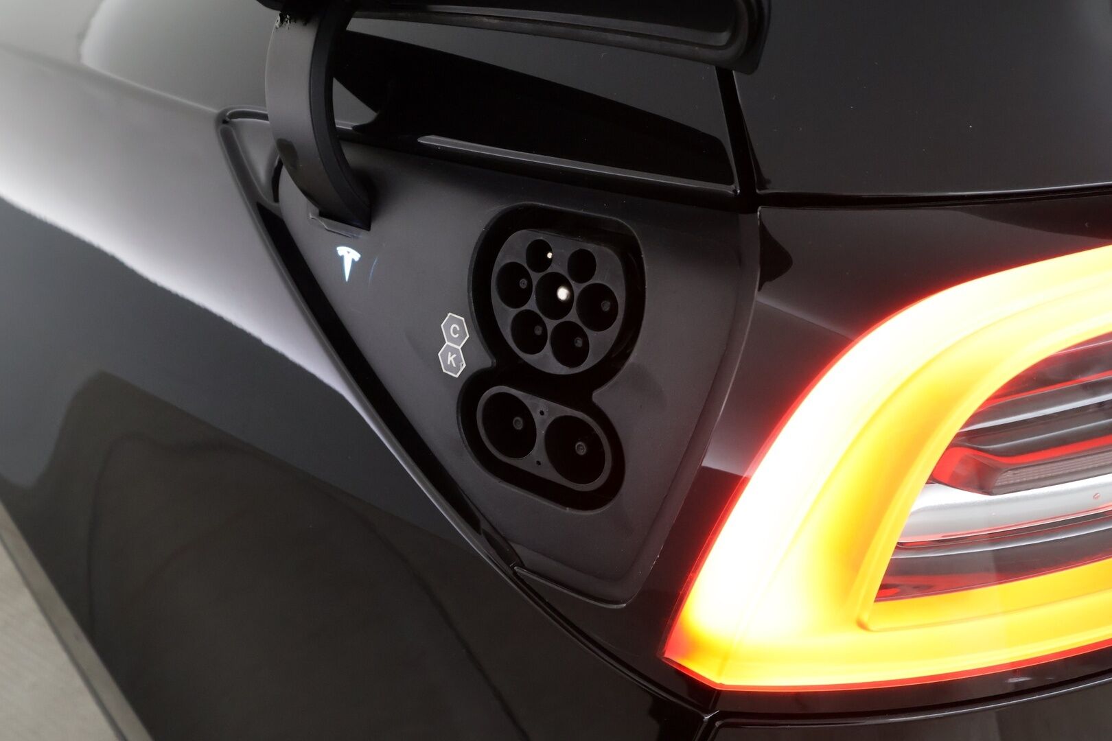 TESLA MODEL Y 2021 Long Range - | ILP | Koukku | Lasikatto | ACC | Matrix-LED | P.Kamera | Muistipenkki | Premium Audio | Navi | Kaistavahti | Keyless | 2x Latauskaapelit | Kahdet renkaat |