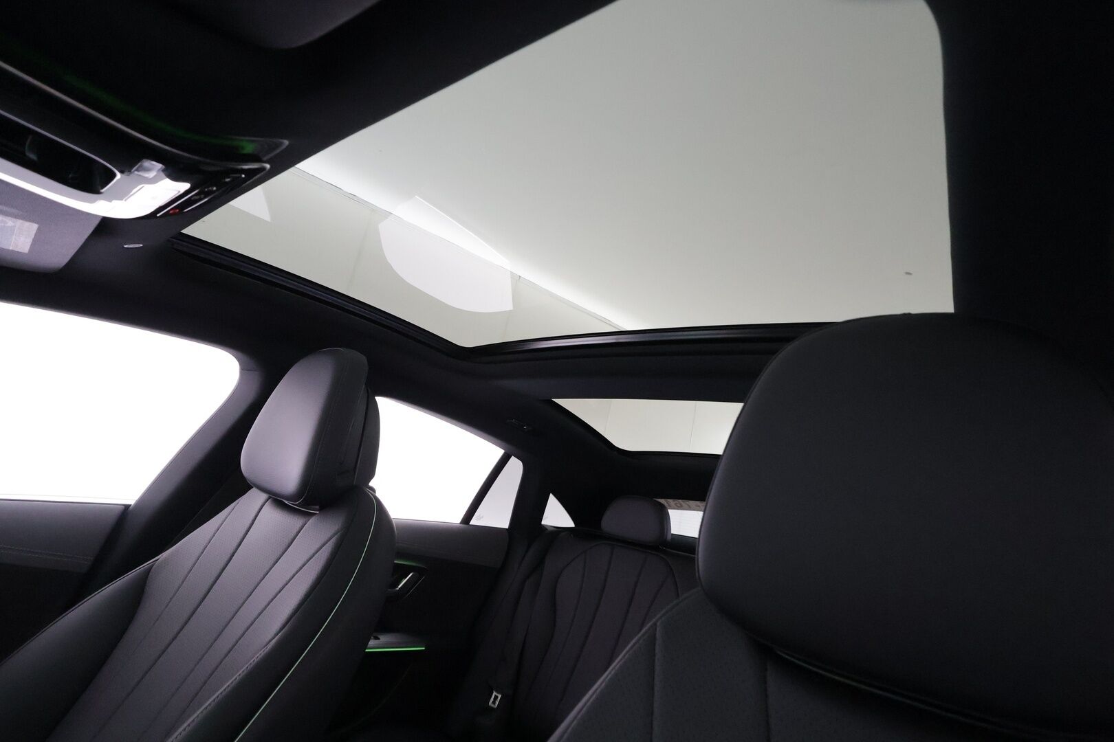 MERCEDES-BENZ EQE 2025 350 4MATIC AMG - | Koukku | ILP | Panorama | Distronic | Burmester | P.Kamera | LED-HP | Comfort-penkit Muistilla | Navi | Katveavustin | Kaistavahti | Keyless | Kahdet renkaat |
