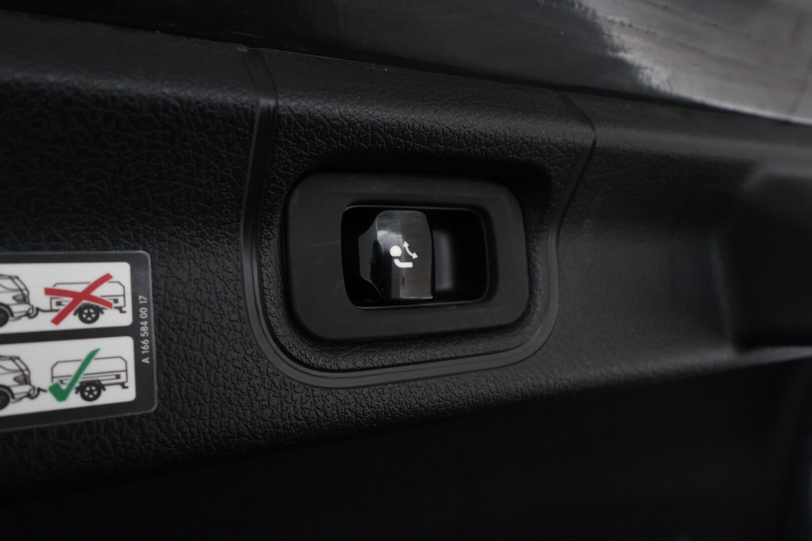 MERCEDES-BENZ EQE 2025 350 4MATIC AMG - | Koukku | ILP | Panorama | Distronic | Burmester | P.Kamera | LED-HP | Comfort-penkit Muistilla | Navi | Katveavustin | Kaistavahti | Keyless | Kahdet renkaat |