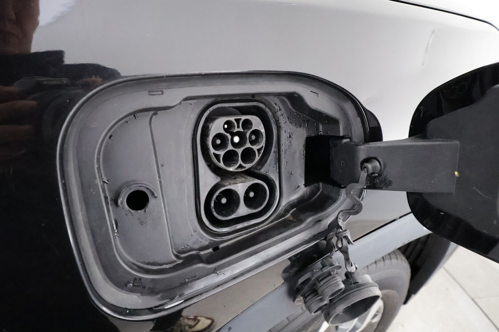MAXUS EUNIQ 6 2022 70 kWh - | ACC | 360° | Panorama | Sähköpenkit | Nahkaverhoilu | Digimittaristo | Keyless | Lane Assist | BSM | FCW | LED | Ambient light | 2x renkaat aluin | 