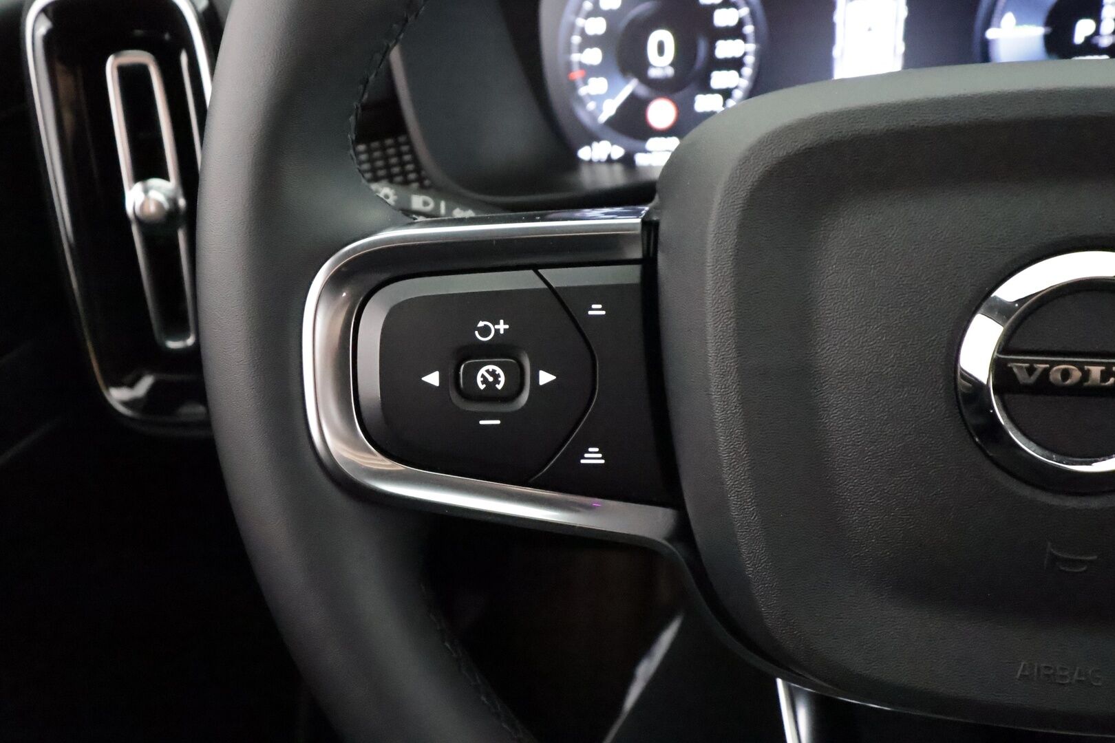 Volvo XC40 2022 T4 TwE Business R-Design aut - | ACC | H&K | Full-LED | Sporttipenkit | 360 | Lisälämmitin | Navi | Kaistavahti | Keyless | Apple&Android | Kahdet renkaat | Merkkihuollot |