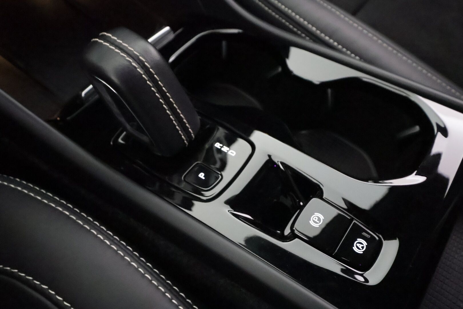 Volvo XC40 2022 T4 TwE Business R-Design aut - | ACC | H&K | Full-LED | Sporttipenkit | 360 | Lisälämmitin | Navi | Kaistavahti | Keyless | Apple&Android | Kahdet renkaat | Merkkihuollot |