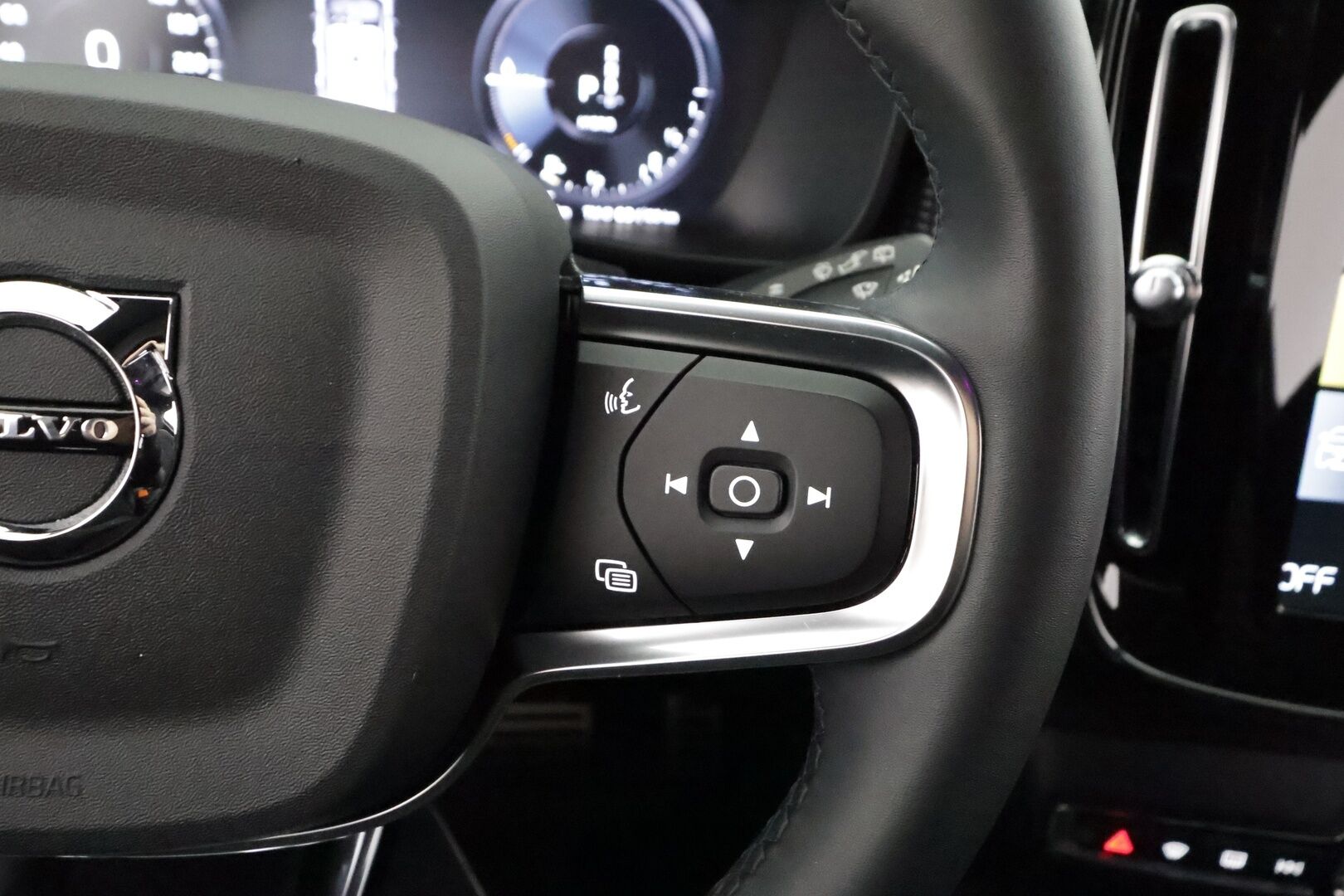 Volvo XC40 2022 T4 TwE Business R-Design aut - | ACC | H&K | Full-LED | Sporttipenkit | 360 | Lisälämmitin | Navi | Kaistavahti | Keyless | Apple&Android | Kahdet renkaat | Merkkihuollot |