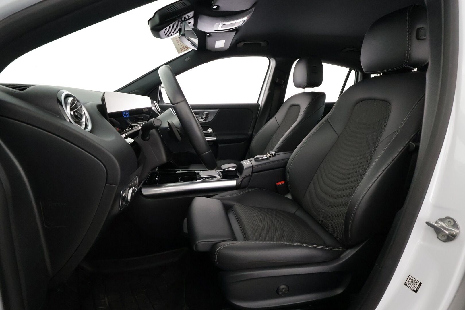 MERCEDES-BENZ EQA 2023 300 4MATIC Business - | Distronic+ | ILP | Widescreen | Muistipenkit | Ambient light | P.kamera | Keyless | LED | Lane Assist | BSM | 2x renkaat aluin | Merkkihuollot |