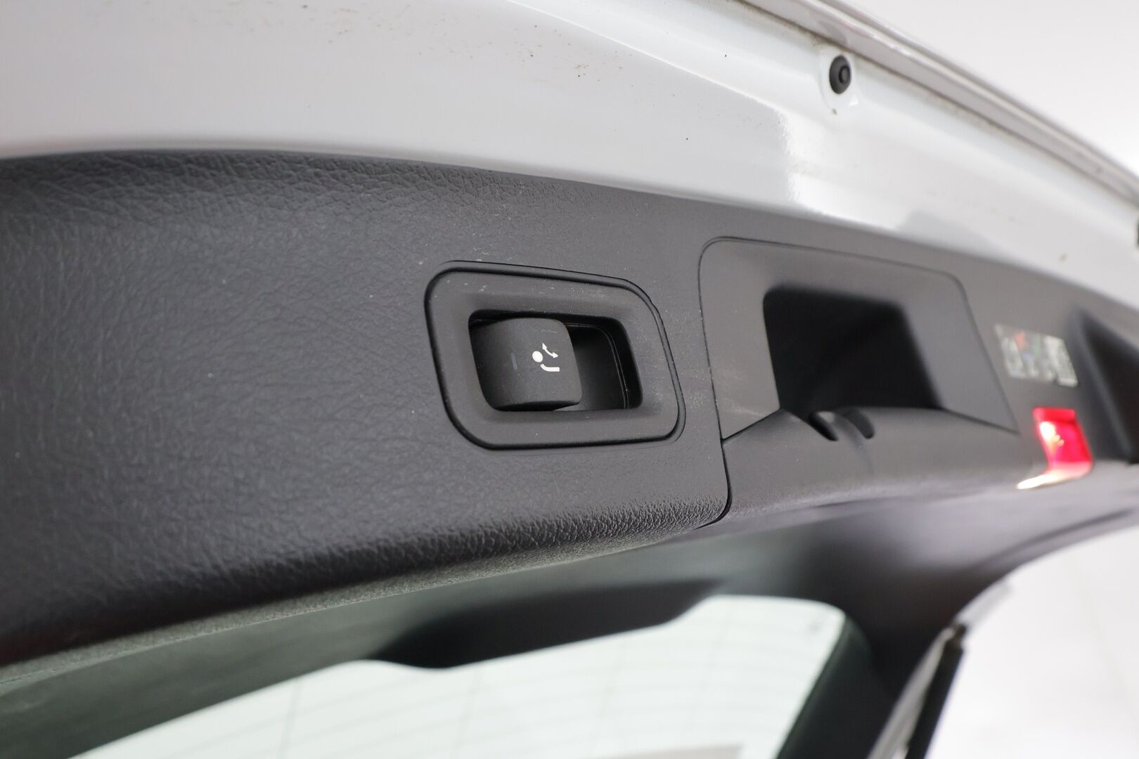 MERCEDES-BENZ EQA 2023 300 4MATIC Business - | Distronic+ | ILP | Widescreen | Muistipenkit | Ambient light | P.kamera | Keyless | LED | Lane Assist | BSM | 2x renkaat aluin | Merkkihuollot |