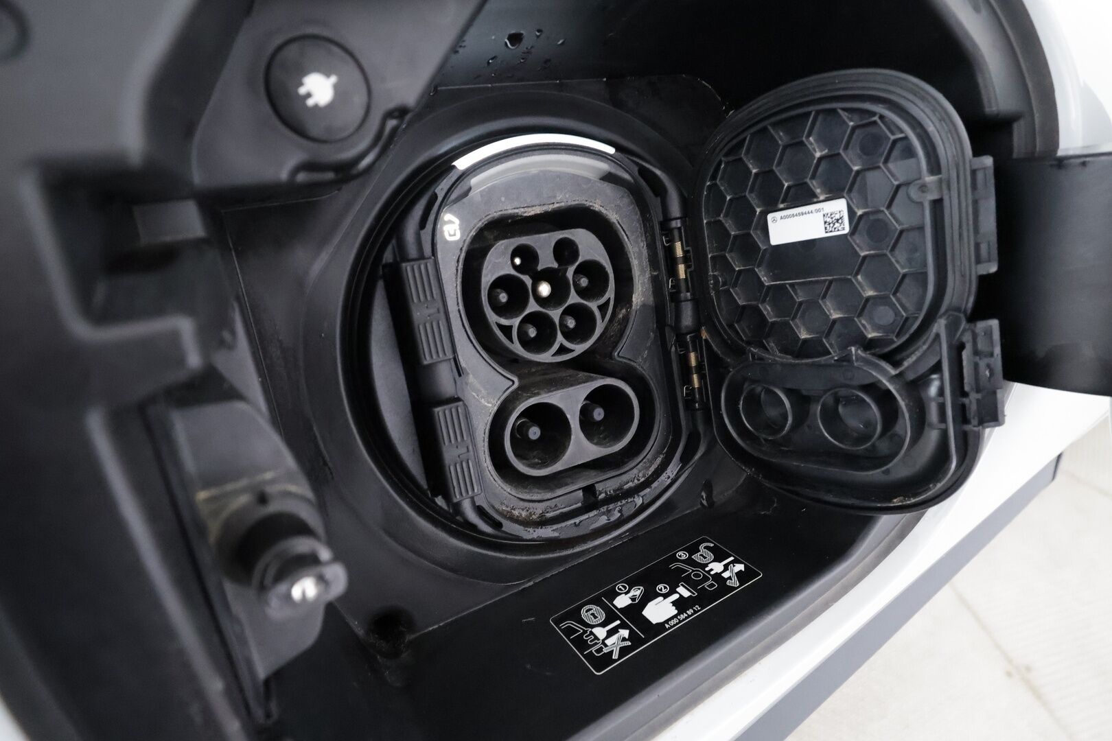 MERCEDES-BENZ EQA 2023 300 4MATIC Business - | Distronic+ | ILP | Widescreen | Muistipenkit | Ambient light | P.kamera | Keyless | LED | Lane Assist | BSM | 2x renkaat aluin | Merkkihuollot |