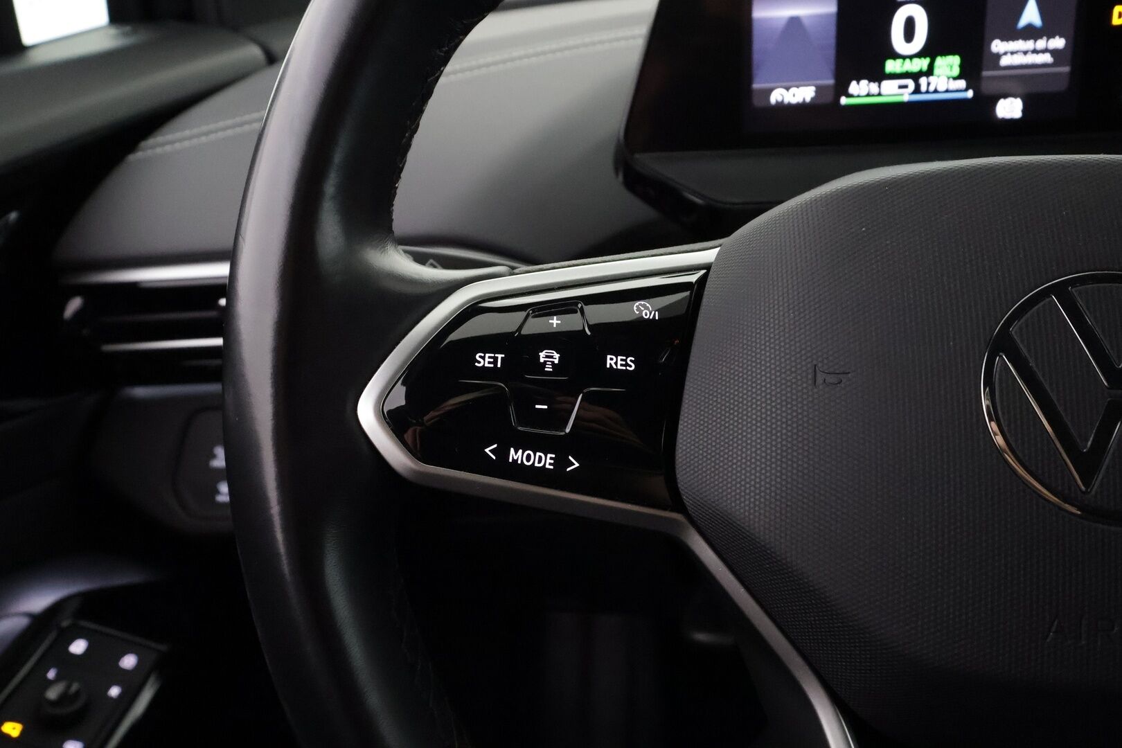 VOLKSWAGEN ID.4 2023 Pro Performance Business 150 kW, akku 77 kWh - | ILP | Koukku | HUD | ACC | Matrix-LED | 360 | Hierovat Sporttipenkit Muistilla | Navi | Kaistavahti | Keyless | 2x Latauskaapelit | Kahdet renkaat | Merkkihuollot |