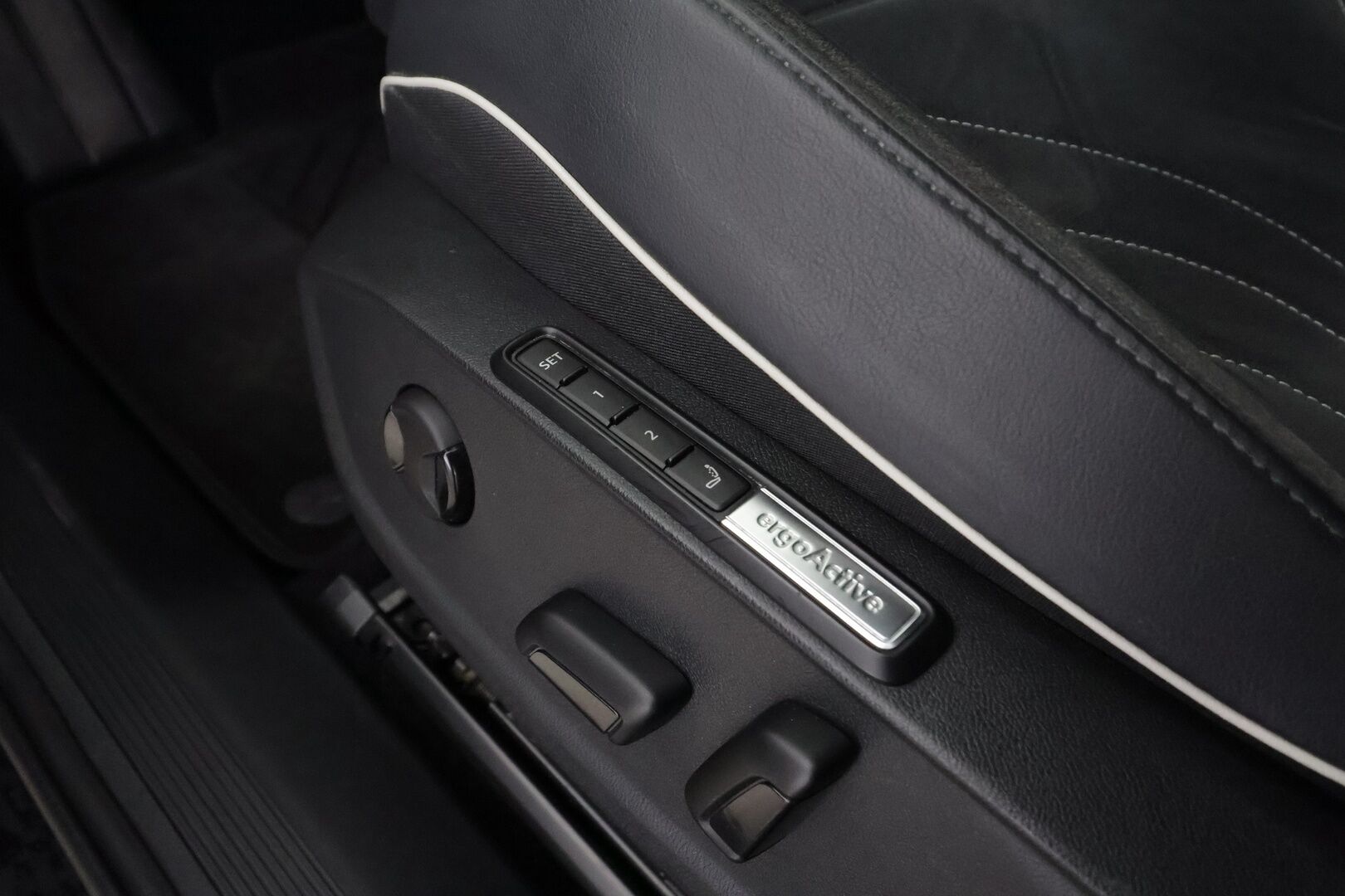 VOLKSWAGEN ID.4 2023 Pro Performance Business 150 kW, akku 77 kWh - | ILP | Koukku | HUD | ACC | Matrix-LED | 360 | Hierovat Sporttipenkit Muistilla | Navi | Kaistavahti | Keyless | 2x Latauskaapelit | Kahdet renkaat | Merkkihuollot |