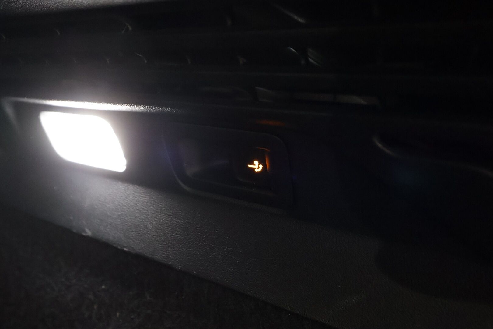 VOLKSWAGEN ID.4 2023 Pro Performance Business 150 kW, akku 77 kWh - | ILP | Koukku | HUD | ACC | Matrix-LED | 360 | Hierovat Sporttipenkit Muistilla | Navi | Kaistavahti | Keyless | 2x Latauskaapelit | Kahdet renkaat | Merkkihuollot |