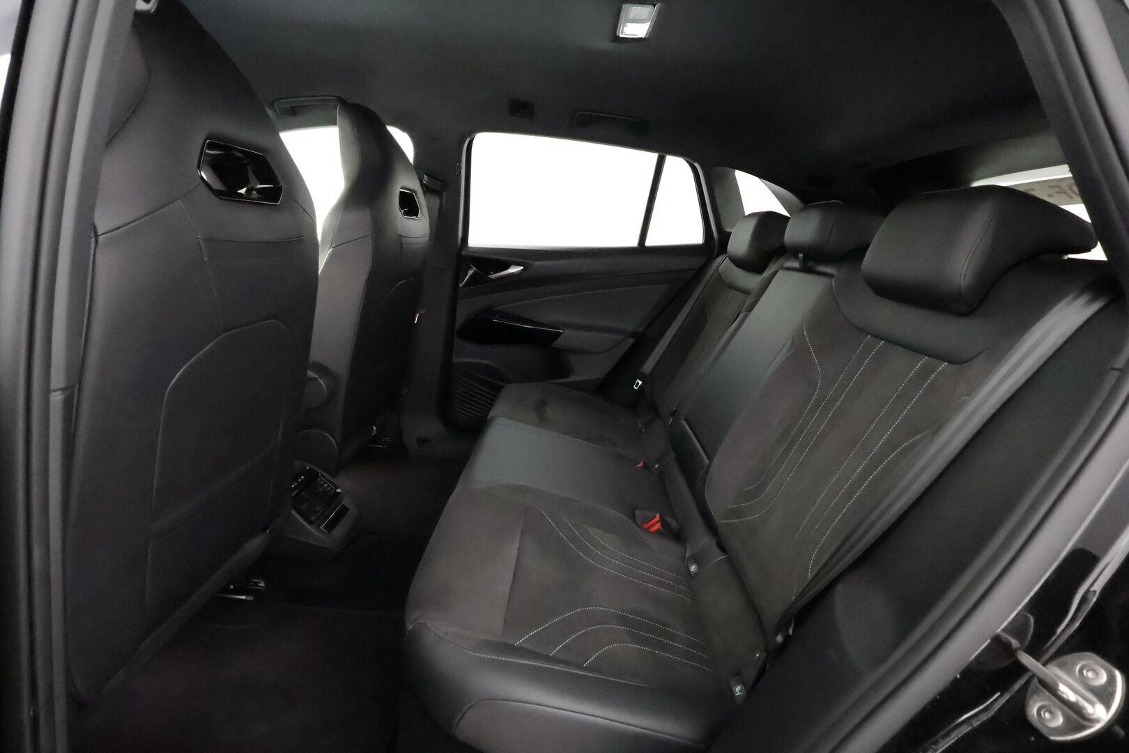VOLKSWAGEN ID.4 2023 Pro Performance Business 150 kW, akku 77 kWh - | ILP | Koukku | HUD | ACC | Matrix-LED | 360 | Hierovat Sporttipenkit Muistilla | Navi | Kaistavahti | Keyless | 2x Latauskaapelit | Kahdet renkaat | Merkkihuollot |