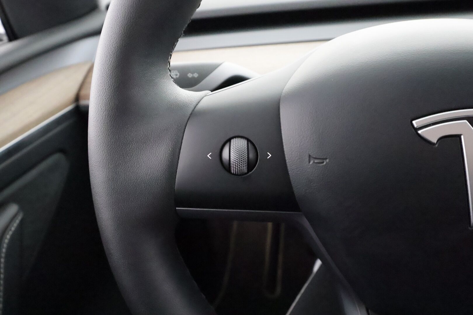 Tesla Model Y 2024 Long Range - | ILP | ACC | Lasikatto | Matrix-LED | P.Kamera | Muistipenkki | Premium Audio | Navi | Kaistavahti | Keyless | 2x Latauskaapelit | Kahdet renkaat |