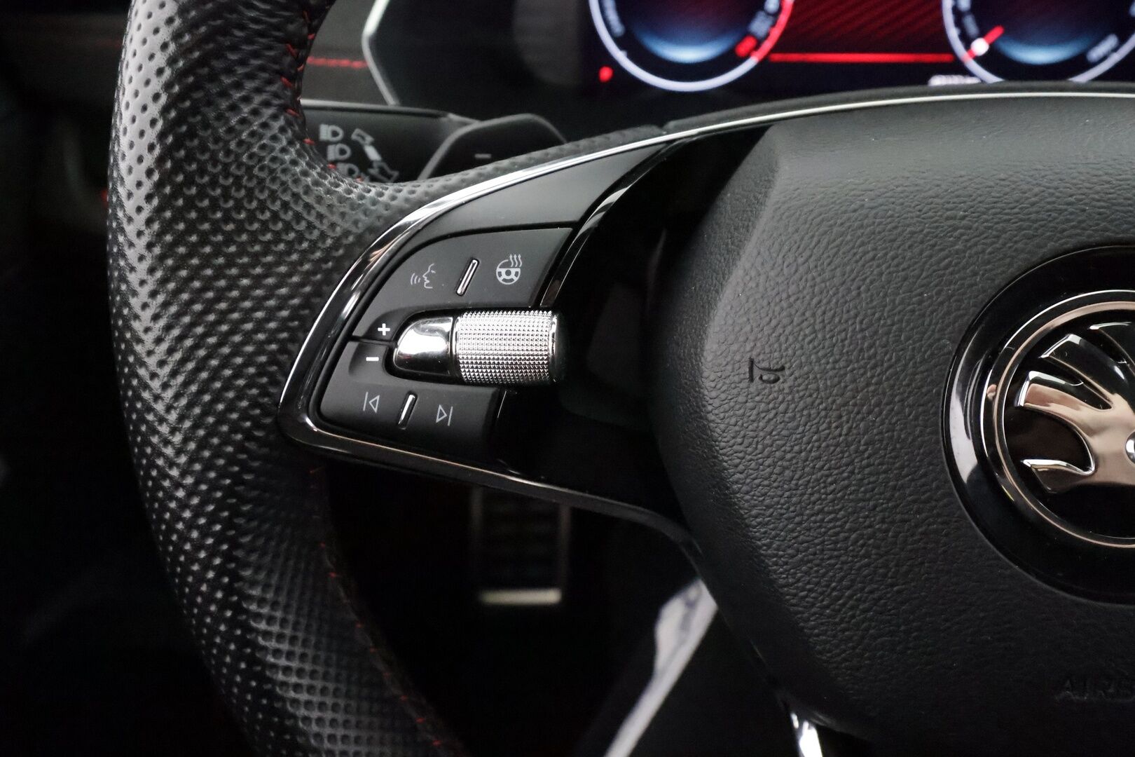 Skoda Octavia 2024 1,4 TSI PHEV RS Ambition iV DSG Autom. - | Webasto | Koukku | ACC | Matrix-LED | P.Kamera | HUD | Kaistavahti | Navi | Keyless | Merkkihuollot | 2x Latauskaapelit |