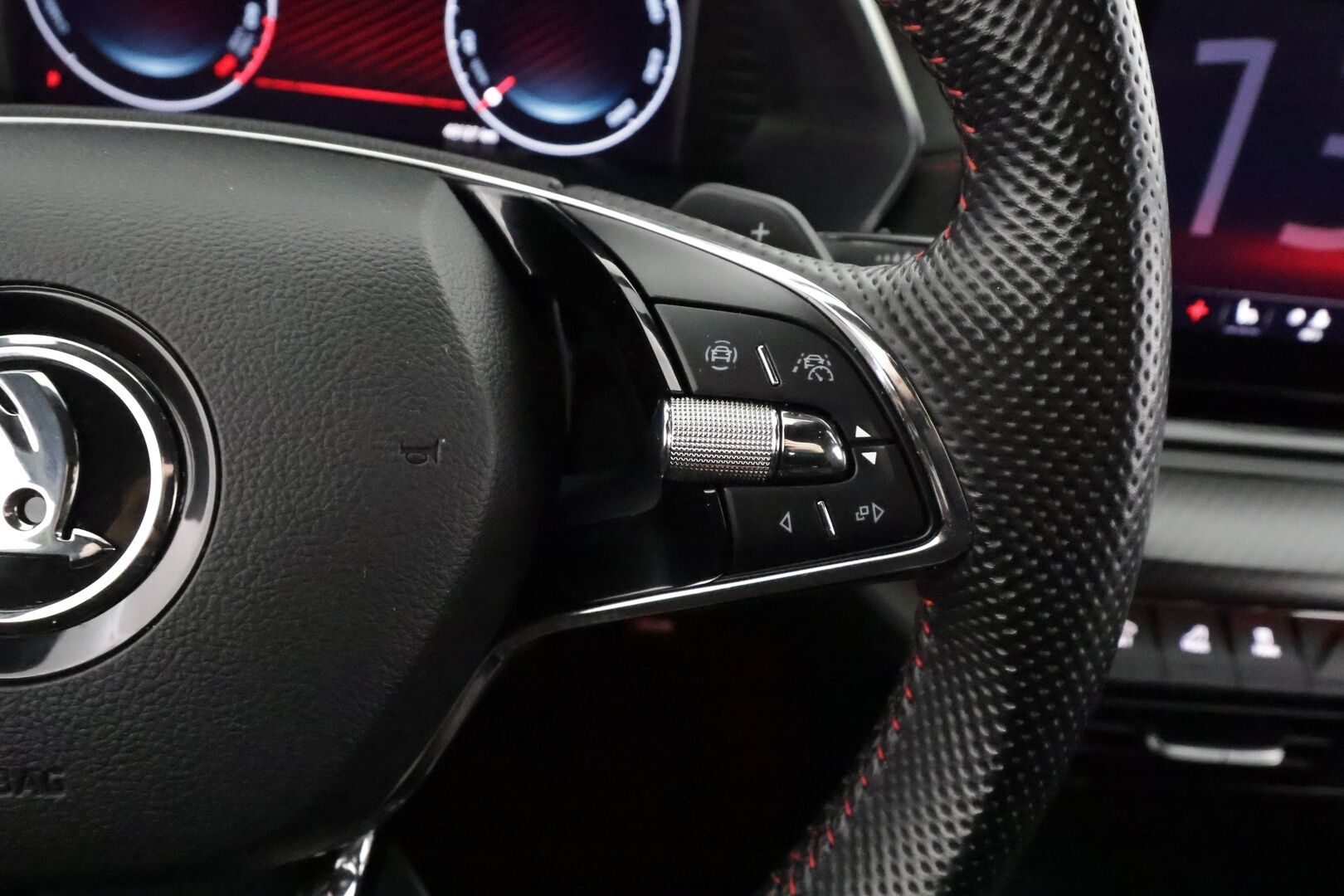 Skoda Octavia 2024 1,4 TSI PHEV RS Ambition iV DSG Autom. - | Webasto | Koukku | ACC | Matrix-LED | P.Kamera | HUD | Kaistavahti | Navi | Keyless | Merkkihuollot | 2x Latauskaapelit |