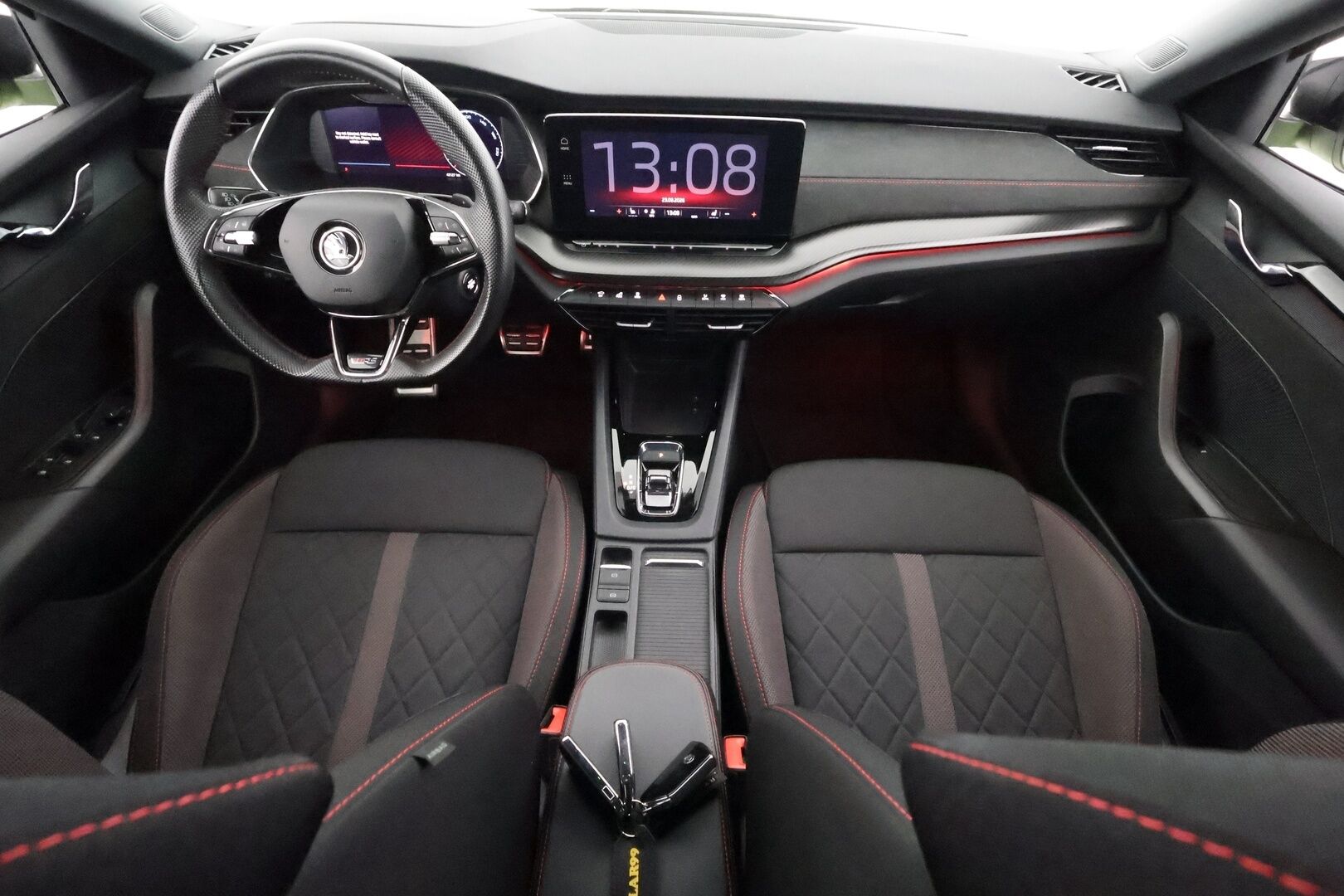 Skoda Octavia 2024 1,4 TSI PHEV RS Ambition iV DSG Autom. - | Webasto | Koukku | ACC | Matrix-LED | P.Kamera | HUD | Kaistavahti | Navi | Keyless | Merkkihuollot | 2x Latauskaapelit |