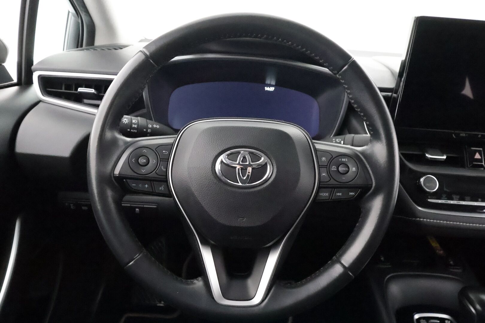 Toyota Corolla 2023 Sedan 1,8 Hybrid Active - | Koukku | ACC | Facelift | P.Kamera | Navi | Kaistavahti | PDA | Keyless | Merkkihuollot |