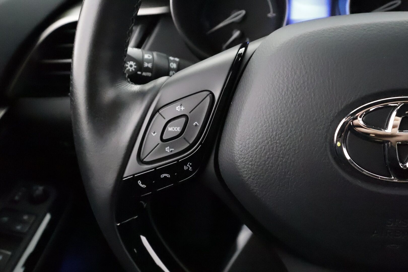 TOYOTA C-HR 2019 1.8 Hybrid Style - | ACC | LED | P.Kamera | Kaistavahti | Katveavustin | Keyless | Bluetooth | Ratinlämmitys |