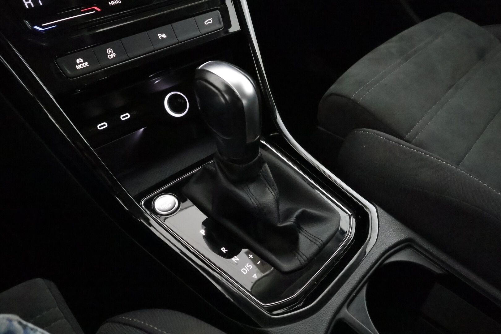 VOLKSWAGEN TOURAN 2023 1,5 TSI EVO 110 kW DSG-automaatti 7-P - | Koukku | ACC | Matrix-LED | P.Kamera | Hierovat Sporttipenkit | Navi | Kaistavahti | Keyless | Digimittaristo | Apple&Android | Merkkihuollot | Kahdet renkaat |