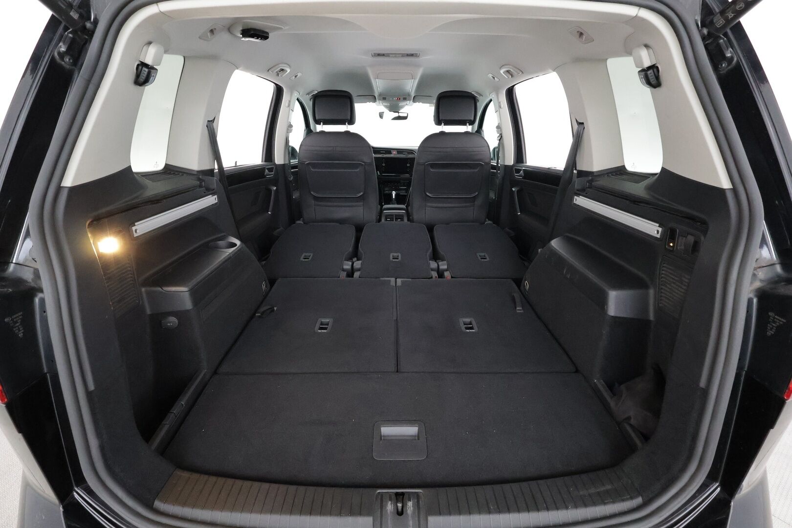 VOLKSWAGEN TOURAN 2023 1,5 TSI EVO 110 kW DSG-automaatti 7-P - | Koukku | ACC | Matrix-LED | P.Kamera | Hierovat Sporttipenkit | Navi | Kaistavahti | Keyless | Digimittaristo | Apple&Android | Merkkihuollot | Kahdet renkaat |