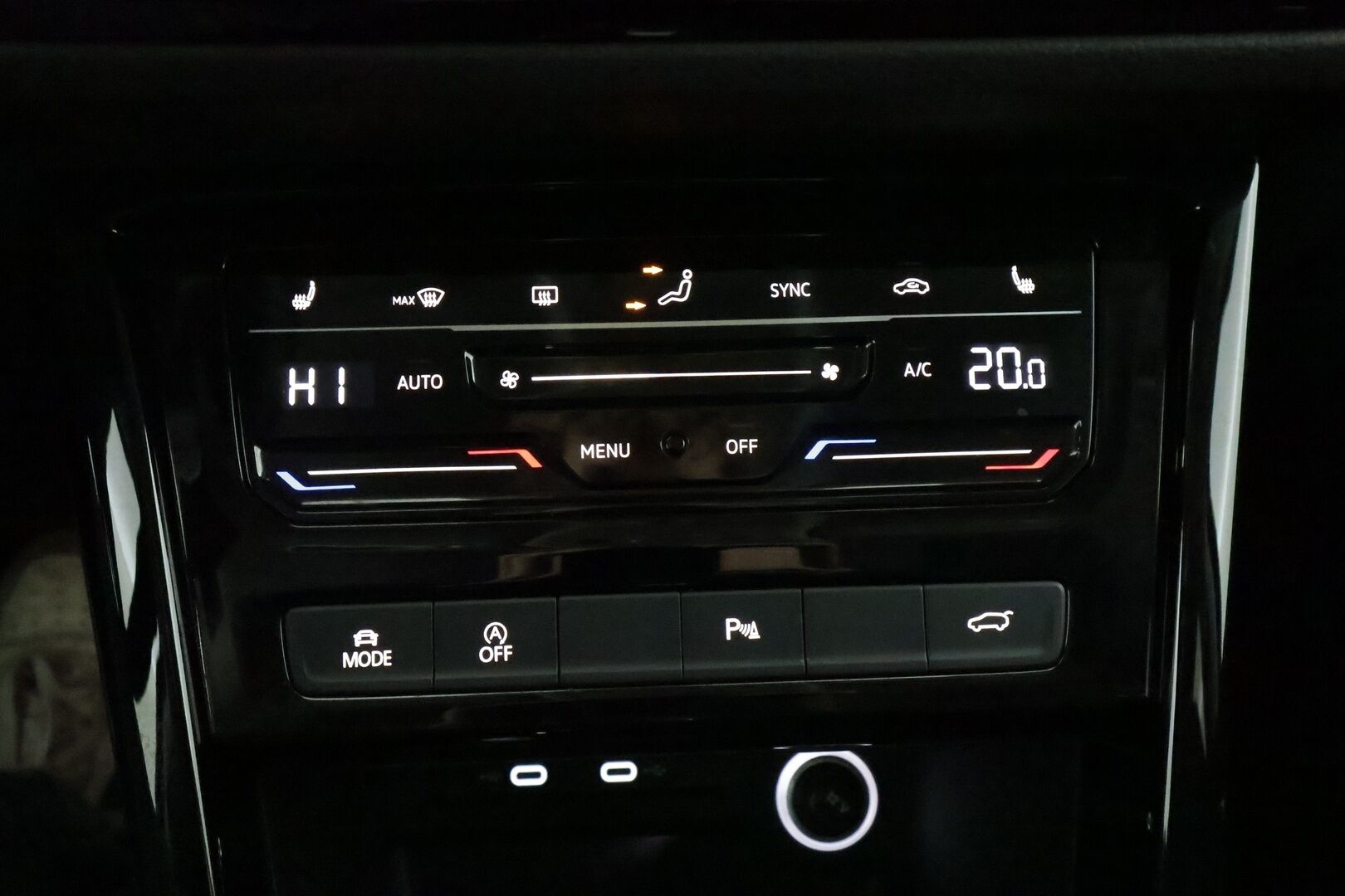 VOLKSWAGEN TOURAN 2023 1,5 TSI EVO 110 kW DSG-automaatti 7-P - | Koukku | ACC | Matrix-LED | P.Kamera | Hierovat Sporttipenkit | Navi | Kaistavahti | Keyless | Digimittaristo | Apple&Android | Merkkihuollot | Kahdet renkaat |