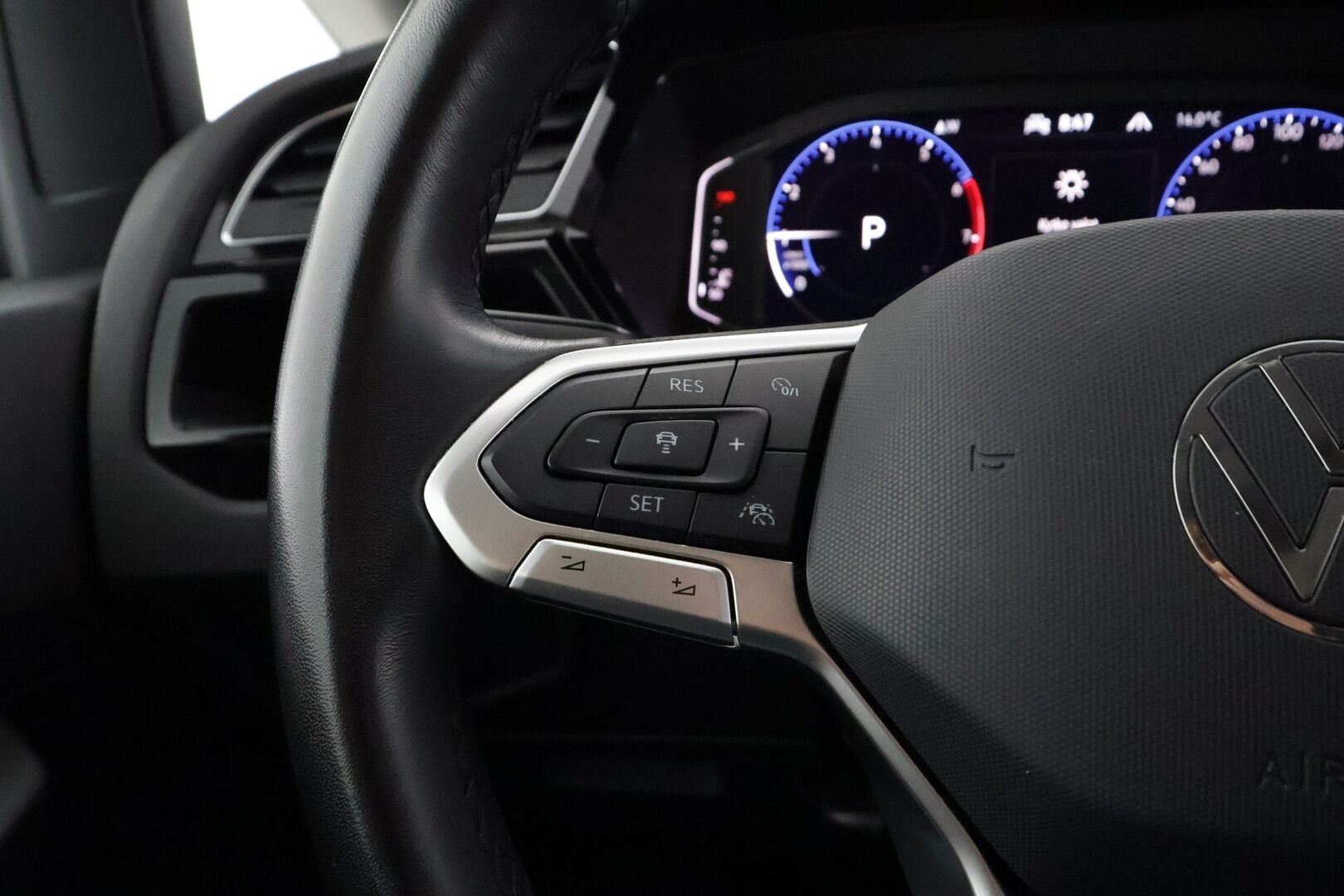 VOLKSWAGEN TOURAN 2023 1,5 TSI EVO 110 kW DSG-automaatti 7-P - | Koukku | ACC | Matrix-LED | P.Kamera | Hierovat Sporttipenkit | Navi | Kaistavahti | Keyless | Digimittaristo | Apple&Android | Merkkihuollot | Kahdet renkaat |