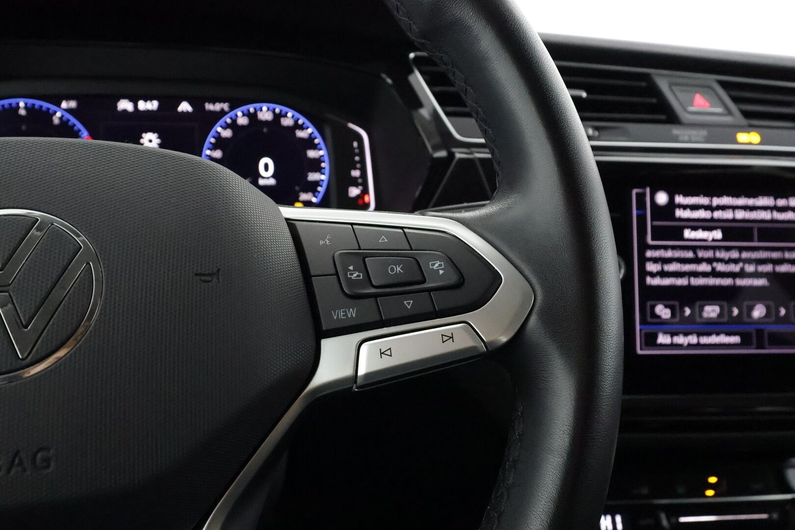 VOLKSWAGEN TOURAN 2023 1,5 TSI EVO 110 kW DSG-automaatti 7-P - | Koukku | ACC | Matrix-LED | P.Kamera | Hierovat Sporttipenkit | Navi | Kaistavahti | Keyless | Digimittaristo | Apple&Android | Merkkihuollot | Kahdet renkaat |