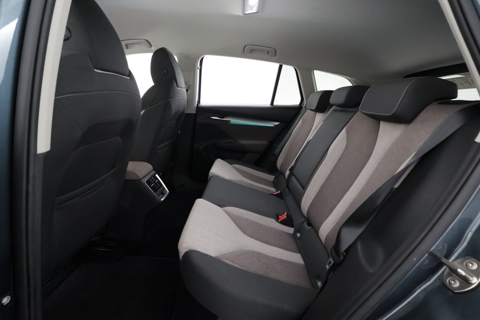 Skoda Enyaq 2021 60 Launch Edition iV - | ACC | ILP | Koukku | Matrix-LED | P.Kamera | Ratinlämmitys | Muistipenkki | Merkkihuollettu | Koti&Kauppalaturi |