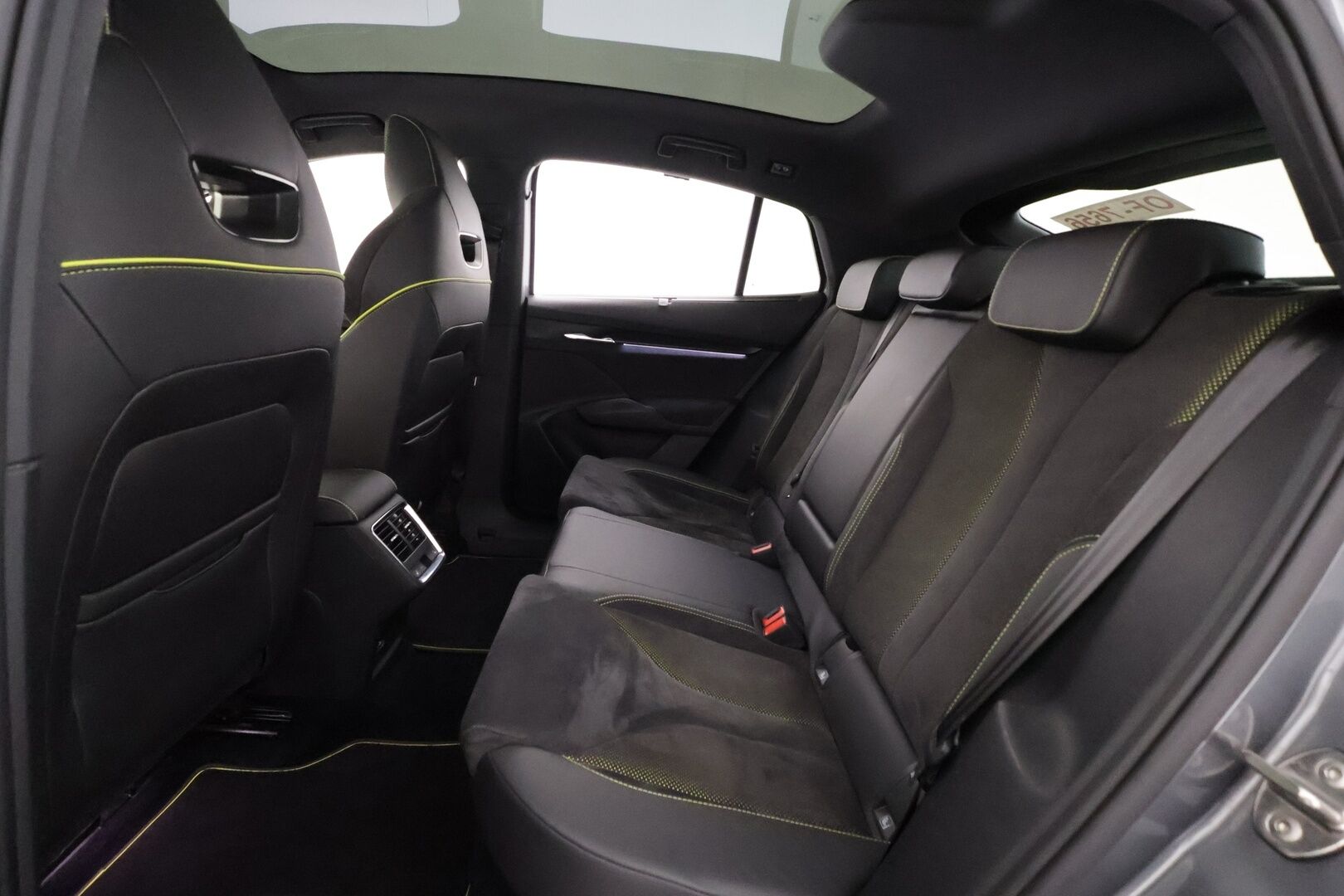 Skoda Enyaq 2023 Coupe 80x 4x4 iV - | ILP | Koukku | ACC | Lasikatto | Matrix-LED | HUD | Canton | P.Kamera | Crystal Mask | Muistipenkit | Navi | Kaistavahti | Keyless | Merkkihuollot | 