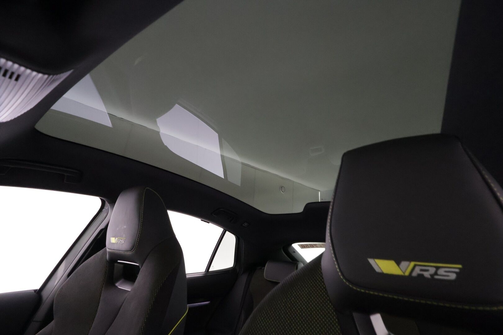 Skoda Enyaq 2023 Coupe 80x 4x4 iV - | ILP | Koukku | ACC | Lasikatto | Matrix-LED | HUD | Canton | P.Kamera | Crystal Mask | Muistipenkit | Navi | Kaistavahti | Keyless | Merkkihuollot | 