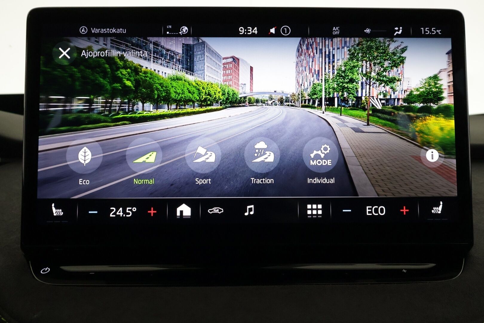Skoda Enyaq 2023 Coupe 80x 4x4 iV - | ILP | Koukku | ACC | Lasikatto | Matrix-LED | HUD | Canton | P.Kamera | Crystal Mask | Muistipenkit | Navi | Kaistavahti | Keyless | Merkkihuollot | 
