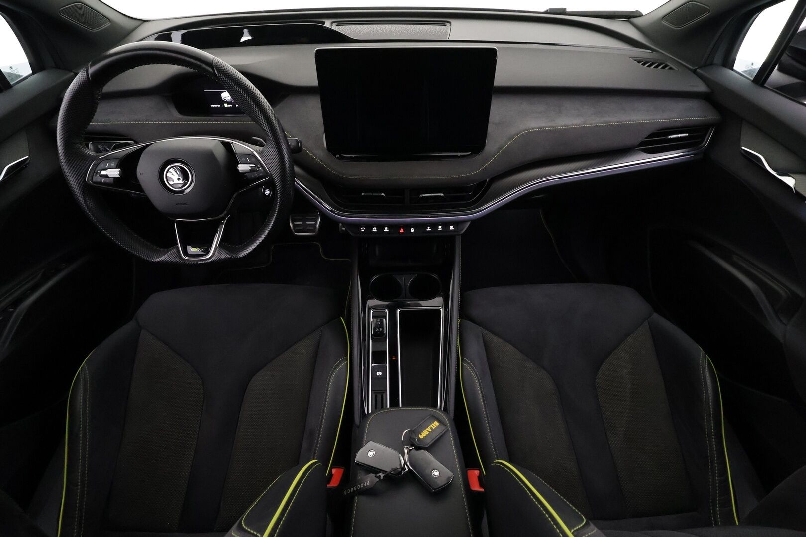 Skoda Enyaq 2023 Coupe 80x 4x4 iV - | ILP | Koukku | ACC | Lasikatto | Matrix-LED | HUD | Canton | P.Kamera | Crystal Mask | Muistipenkit | Navi | Kaistavahti | Keyless | Merkkihuollot | 