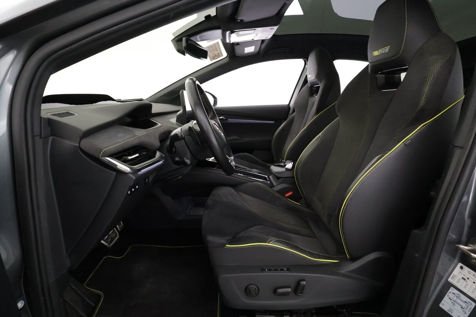 Skoda Enyaq 2023 Coupe 80x 4x4 iV - | ILP | Koukku | ACC | Lasikatto | Matrix-LED | HUD | Canton | P.Kamera | Crystal Mask | Muistipenkit | Navi | Kaistavahti | Keyless | Merkkihuollot | 