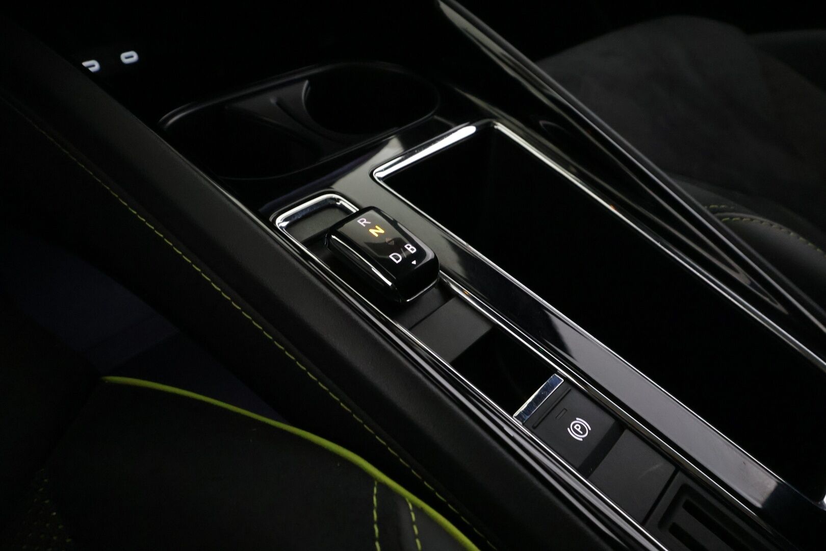 Skoda Enyaq 2023 Coupe 80x 4x4 iV - | ILP | Koukku | ACC | Lasikatto | Matrix-LED | HUD | Canton | P.Kamera | Crystal Mask | Muistipenkit | Navi | Kaistavahti | Keyless | Merkkihuollot | 