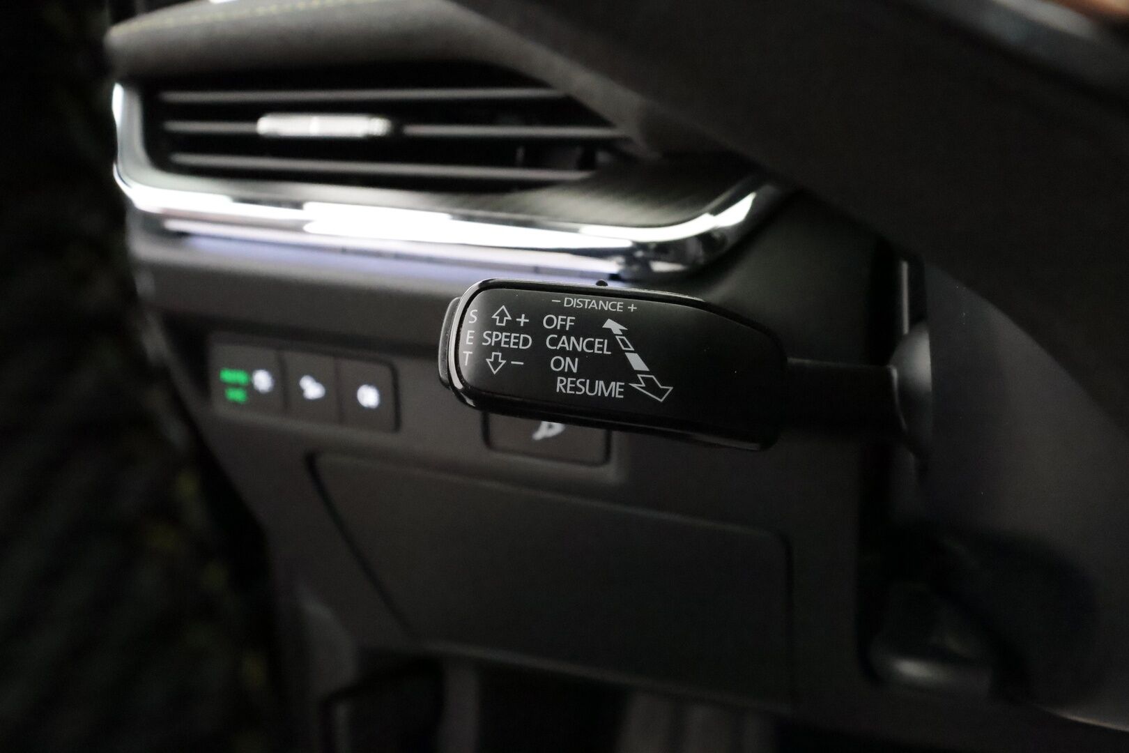 Skoda Enyaq 2023 Coupe 80x 4x4 iV - | ILP | Koukku | ACC | Lasikatto | Matrix-LED | HUD | Canton | P.Kamera | Crystal Mask | Muistipenkit | Navi | Kaistavahti | Keyless | Merkkihuollot | 