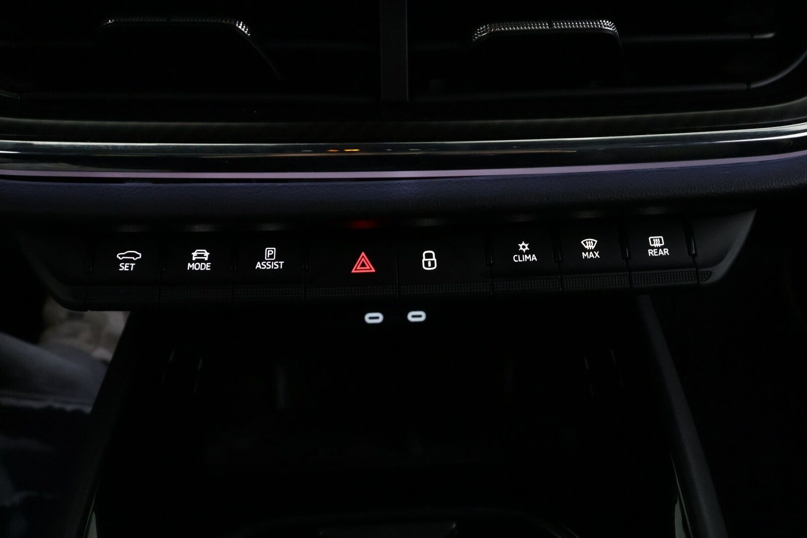 Skoda Enyaq 2023 Coupe 80x 4x4 iV - | ILP | Koukku | ACC | Lasikatto | Matrix-LED | HUD | Canton | P.Kamera | Crystal Mask | Muistipenkit | Navi | Kaistavahti | Keyless | Merkkihuollot | 