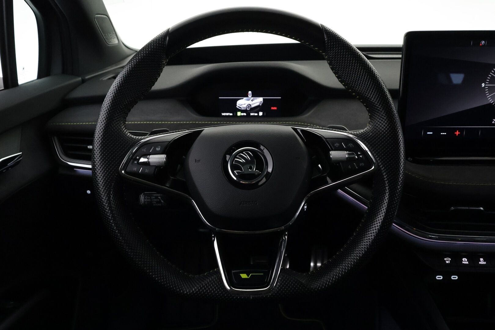 Skoda Enyaq 2023 Coupe 80x 4x4 iV - | ILP | Koukku | ACC | Lasikatto | Matrix-LED | HUD | Canton | P.Kamera | Crystal Mask | Muistipenkit | Navi | Kaistavahti | Keyless | Merkkihuollot | 