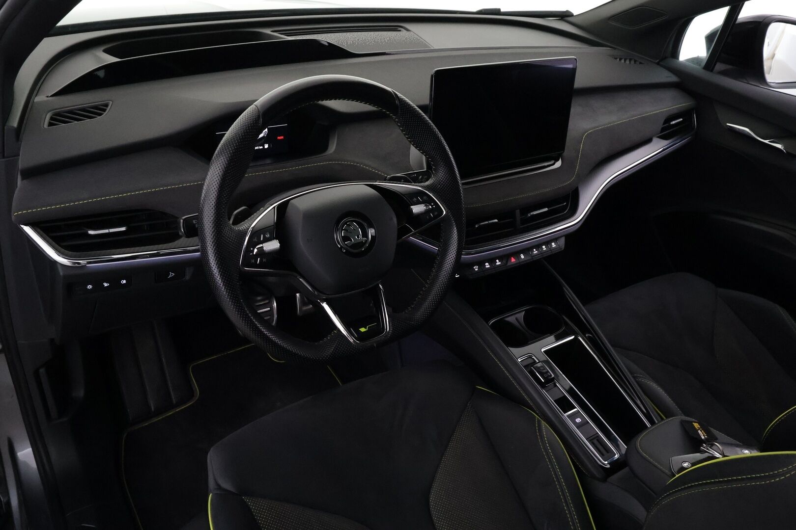 Skoda Enyaq 2023 Coupe 80x 4x4 iV - | ILP | Koukku | ACC | Lasikatto | Matrix-LED | HUD | Canton | P.Kamera | Crystal Mask | Muistipenkit | Navi | Kaistavahti | Keyless | Merkkihuollot | 