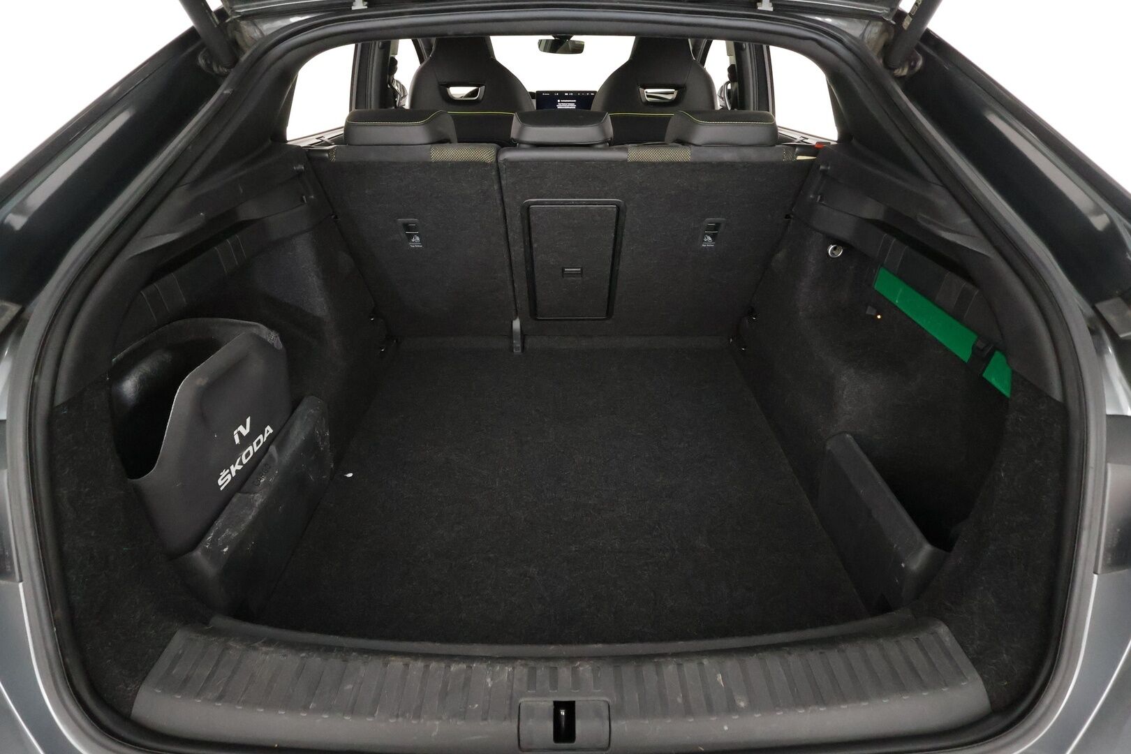 Skoda Enyaq 2023 Coupe 80x 4x4 iV - | ILP | Koukku | ACC | Lasikatto | Matrix-LED | HUD | Canton | P.Kamera | Crystal Mask | Muistipenkit | Navi | Kaistavahti | Keyless | Merkkihuollot | 