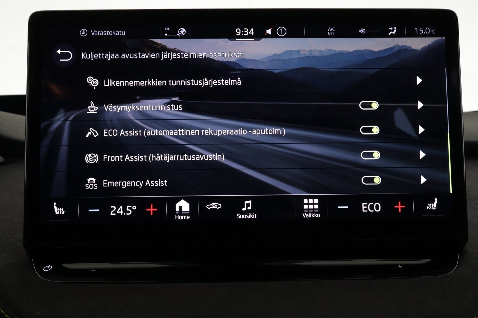 Skoda Enyaq 2023 Coupe 80x 4x4 iV - | ILP | Koukku | ACC | Lasikatto | Matrix-LED | HUD | Canton | P.Kamera | Crystal Mask | Muistipenkit | Navi | Kaistavahti | Keyless | Merkkihuollot | 