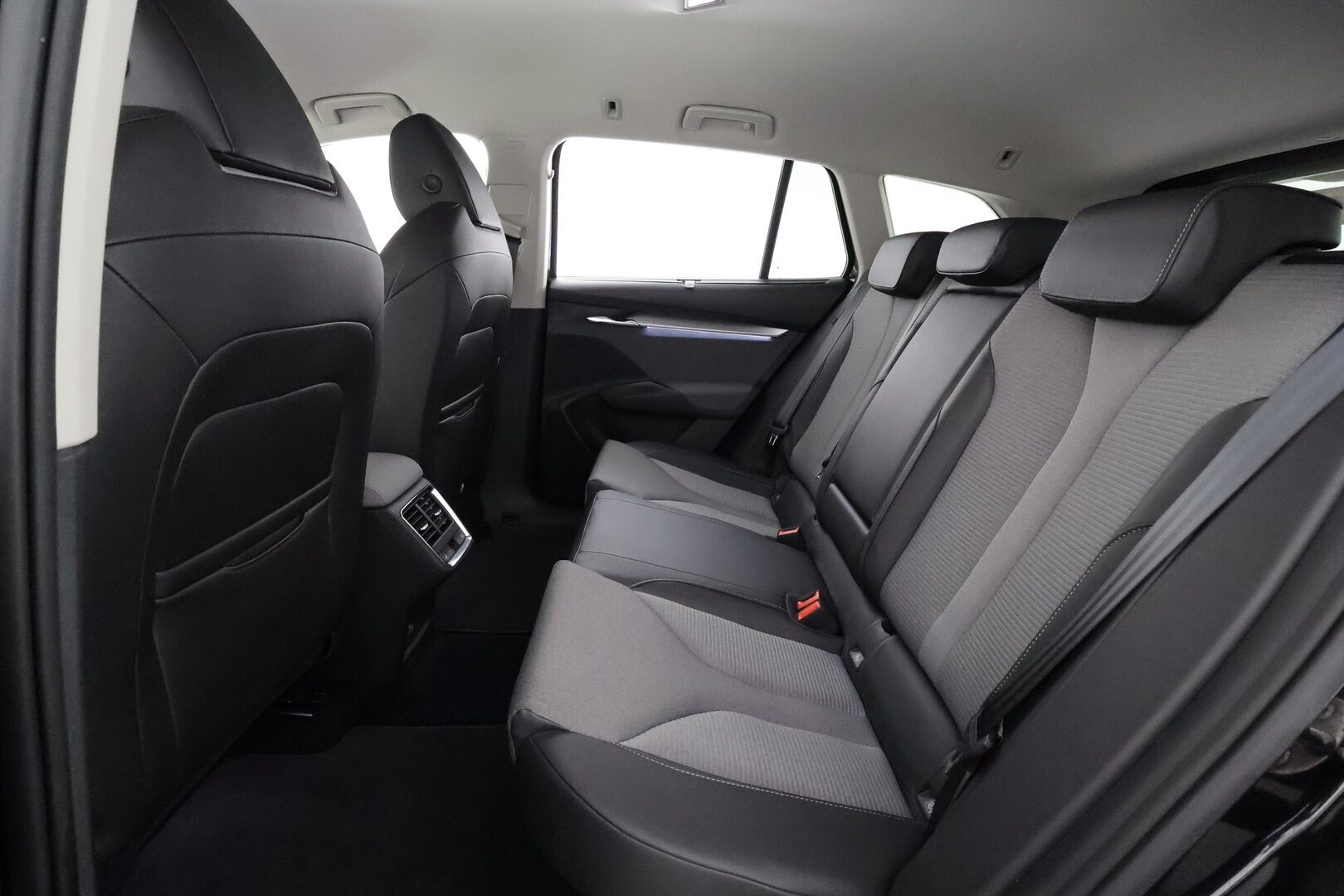 SKODA ENYAQ 2023 80 iV - | ACC | ILP | Matrix-LED  | Hierova muistipenkki | Puolinahat | P.Kamera | Canton | Keyless | Apple&Android | Merkkihuollettu | Kahdet Renkaat |