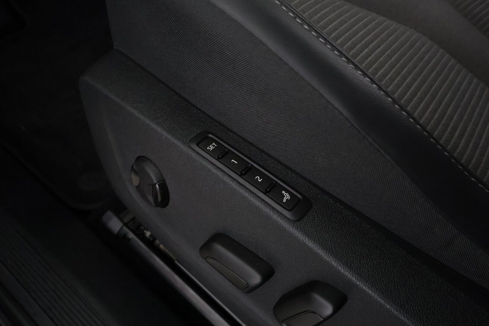 SKODA ENYAQ 2023 80 iV - | ACC | ILP | Matrix-LED  | Hierova muistipenkki | Puolinahat | P.Kamera | Canton | Keyless | Apple&Android | Merkkihuollettu | Kahdet Renkaat |