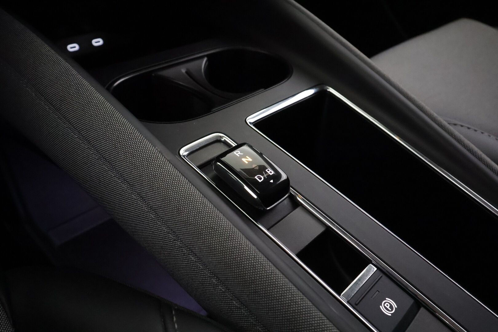 SKODA ENYAQ 2023 80 iV - | ACC | ILP | Matrix-LED  | Hierova muistipenkki | Puolinahat | P.Kamera | Canton | Keyless | Apple&Android | Merkkihuollettu | Kahdet Renkaat |