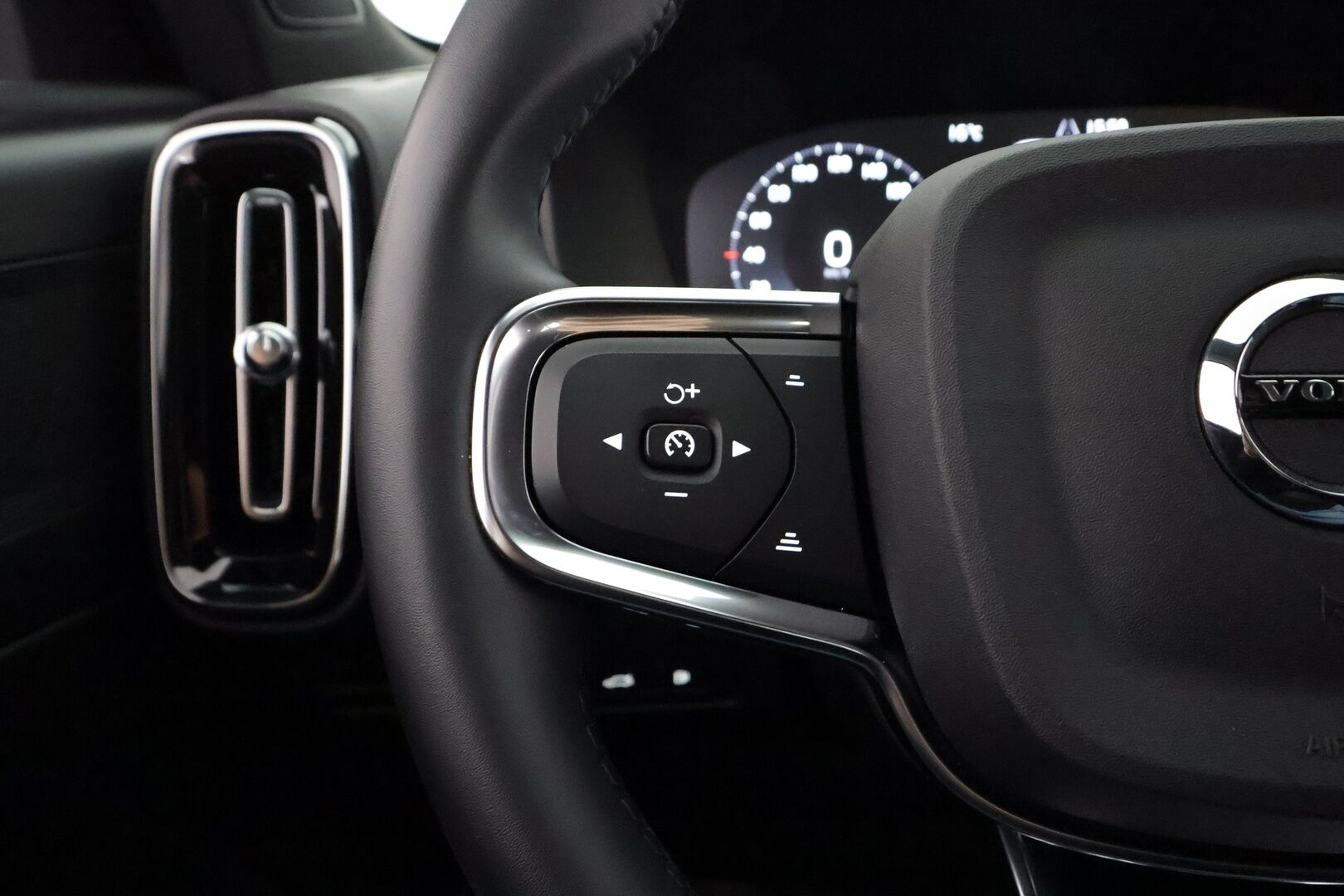 Volvo XC40 2022 T4 TwE R-Design Edition aut - | ACC | LED | P.Kamera | Lisälämmitin | Sporttipenkit | Kaistavahti | Navi | Keyless | Apple&Android | Merkkihuollot | 