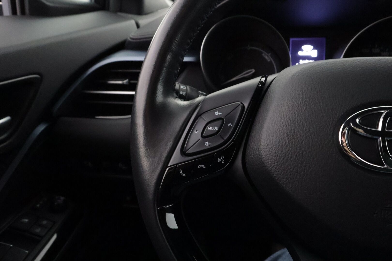TOYOTA C-HR 2020 2,0 Hybrid Style - | ACC | LED | P.Kamera | Katveavustin | Ratinlämmitys | Kaistavahti | Keyless | Merkkihuollot |