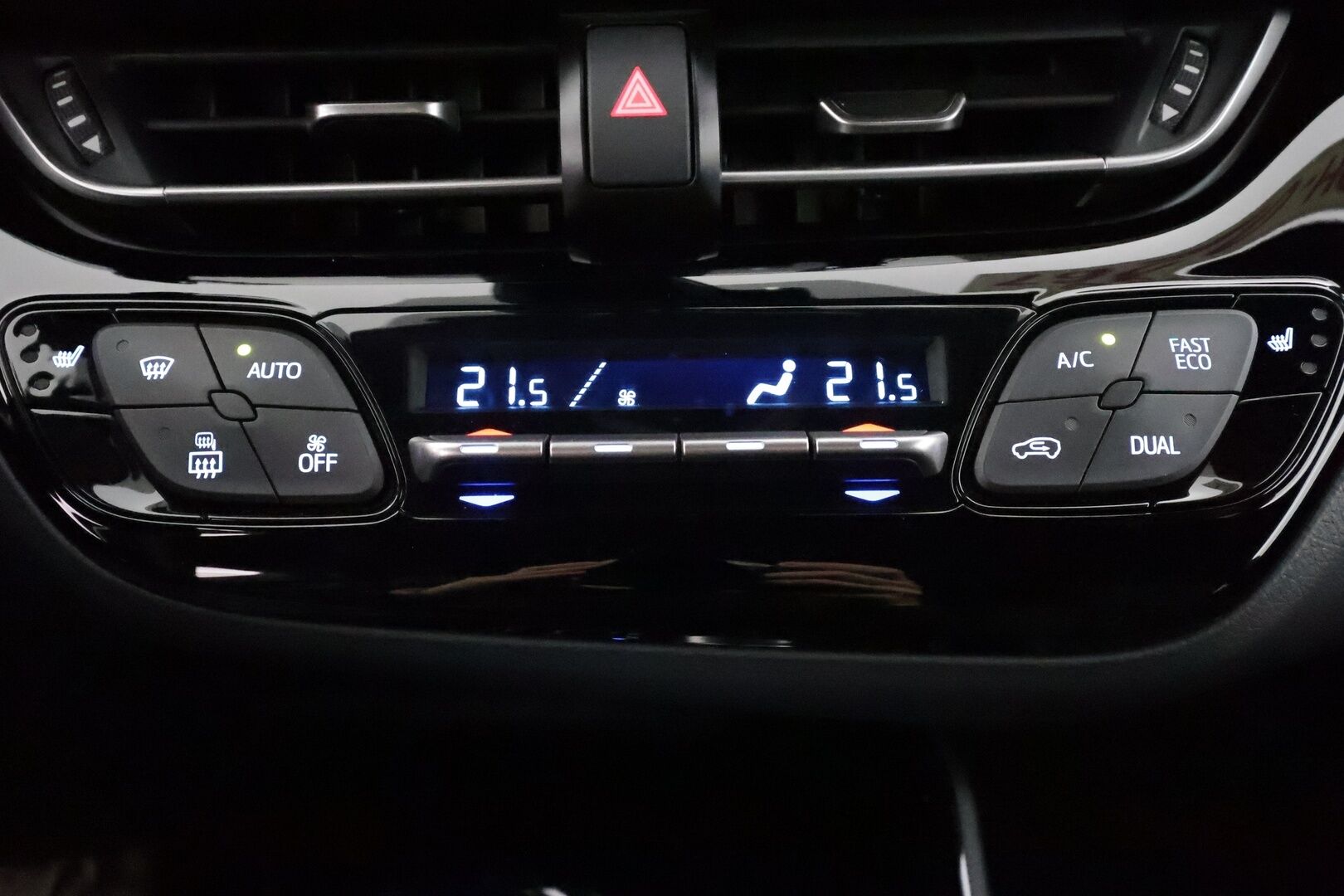 TOYOTA C-HR 2020 2,0 Hybrid Style - | ACC | LED | P.Kamera | Katveavustin | Ratinlämmitys | Kaistavahti | Keyless | Merkkihuollot |