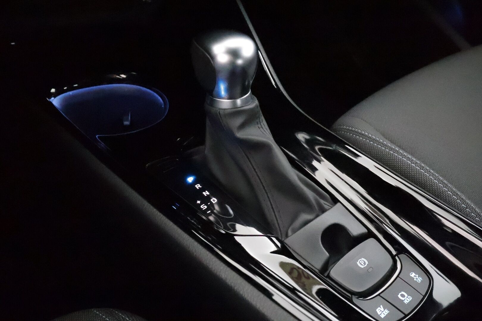 TOYOTA C-HR 2020 2,0 Hybrid Style - | ACC | LED | P.Kamera | Katveavustin | Ratinlämmitys | Kaistavahti | Keyless | Merkkihuollot |