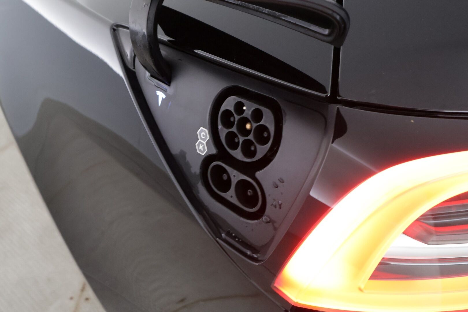 Tesla Model 3 2023 RWD - | ILP | Koukku | ACC | Matrix-LED | P.Kamera | Lasikatto | Muistipenkki | Premium Speakers | Navi | Kaistavahti | Keyless | Kahdet renkaat |
