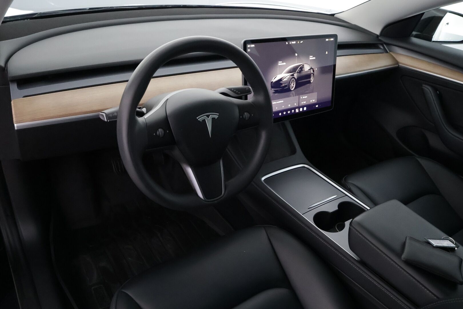 Tesla Model 3 2023 RWD - | ILP | Koukku | ACC | Matrix-LED | P.Kamera | Lasikatto | Muistipenkki | Premium Speakers | Navi | Kaistavahti | Keyless | Kahdet renkaat |
