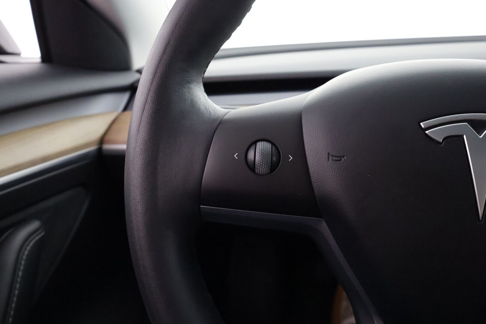 Tesla Model 3 2023 RWD - | ILP | Koukku | ACC | Matrix-LED | P.Kamera | Lasikatto | Muistipenkki | Premium Speakers | Navi | Kaistavahti | Keyless | Kahdet renkaat |